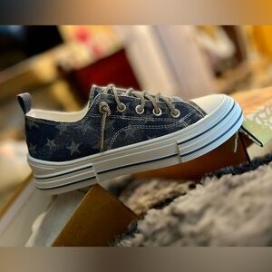 Brand new very G sparkling strings blue with stars sneakers sz 8